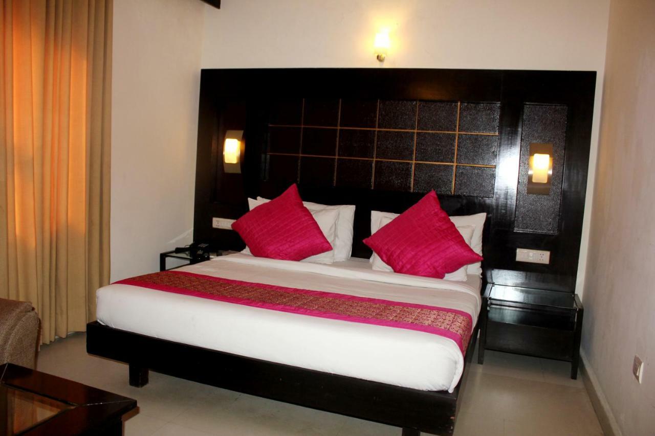 Aman Deluxe Hotel New Delhi Exterior photo